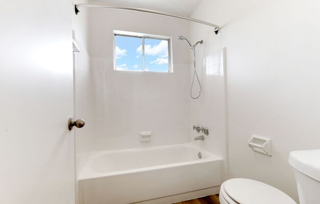2 beds, 1 bath, 870 sqft, $1,595, Unit 32