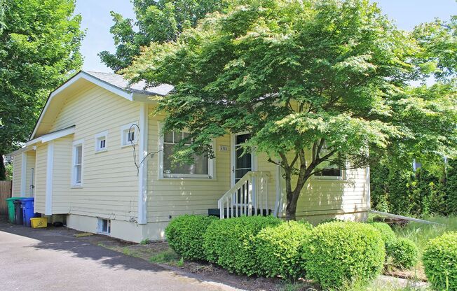 Adorable 2++ Bedroom, 2 Bath Brooklyn Bungalow - steps to MAX line