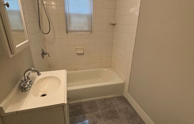 2 beds, 1 bath, 690 sqft, $1,550, Unit A2