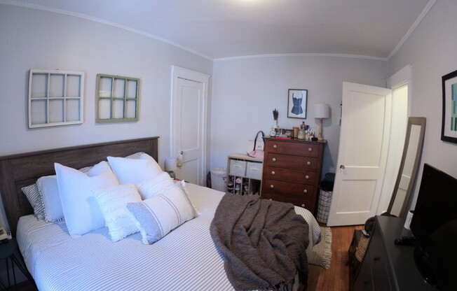 1 bed, 1 bath, $2,400, Unit 24