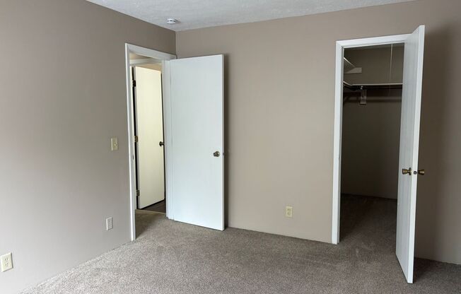 2 beds, 1 bath, 850 sqft, $1,050, Unit #22