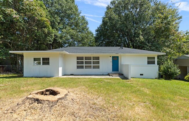 Charming 4-Bedroom Ranch in Green Acres, Gastonia: Modern Finishes, Chef’s Kitchen, Cozy Fireplace, and Expansive Yard – Perfect for Your Family!