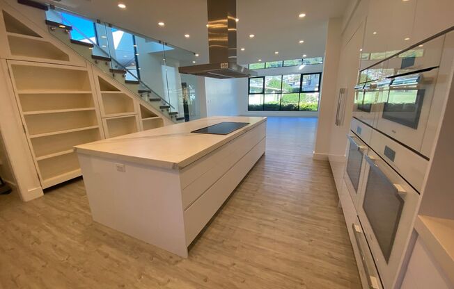 Manoa 5 Bedroom, 3.5 Bathroom, 2-Car Garage Rental !