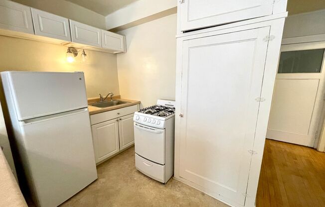 1 bed, 1 bath, $915, Unit 4