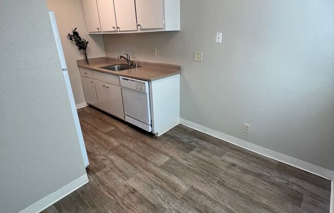 2 beds, 1 bath, $1,595