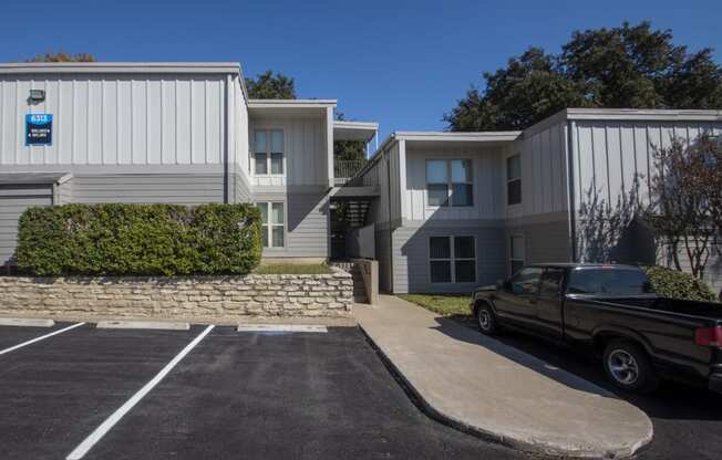 This is a photo of apartment exteriors at The Biltmore Apartments in Dallas, TX.