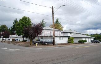 Extremely nice Springfield, 2 bedroom, 1 1/2 bath townhouse style duplex