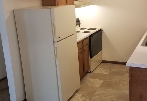 2 beds, 1 bath, $855, Unit 01