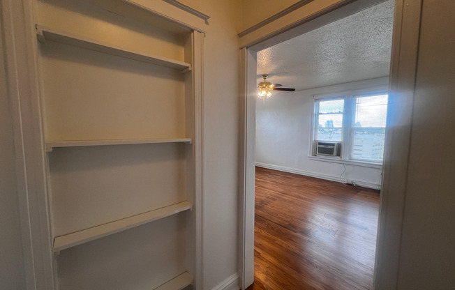 Studio, 1 bath, 400 sqft, $850, Unit 703