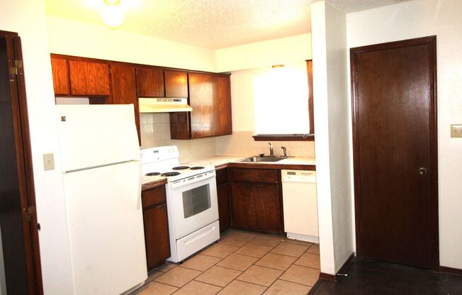 1 bed, 1.5 baths, 630 sqft, $795, Unit E