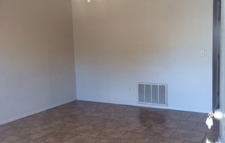 2 beds, 1 bath, 900 sqft, $950