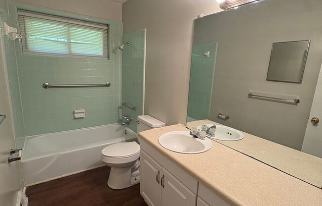 Spacious 3bedroom House  ($500.00 off first full months rent if Move in by October 1,2025)
