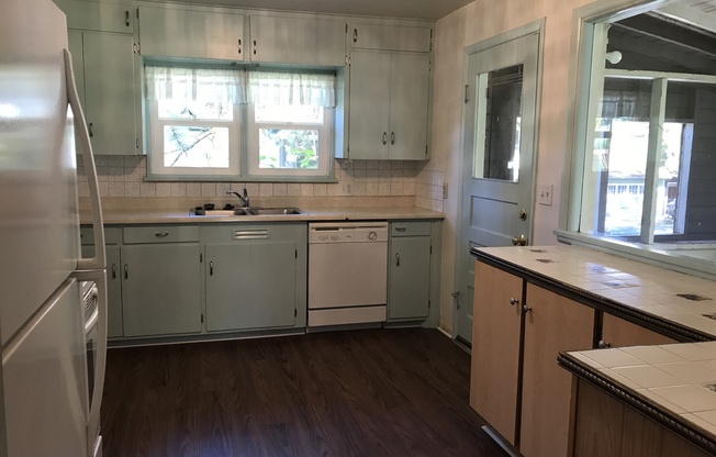 2 beds, 1 bath, $1,299, Unit Upper