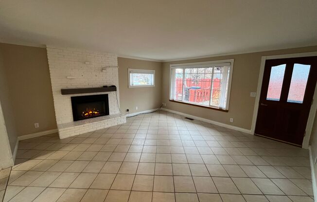 Single Level Home Close to Downtown Redmond - Yard Care Included