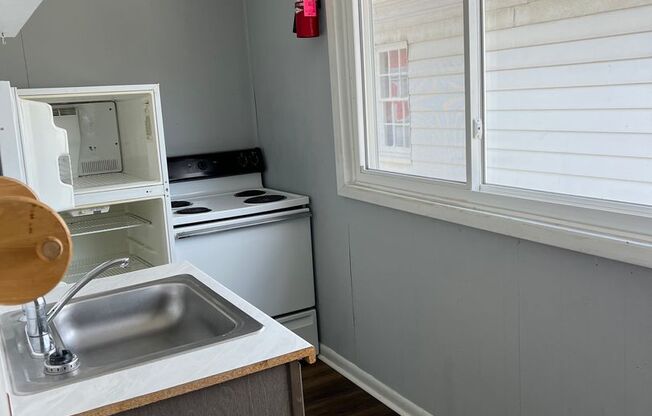 2 Bedrooms, 1 Bath - 2nd Story - Available NOW!