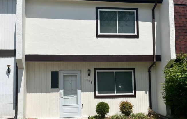 Updated Townhouse In Herndon