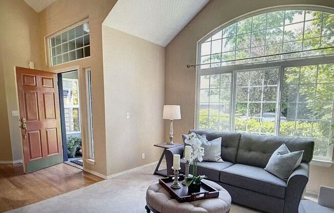 Beautiful 4-bed, 3-bath + 1 office house in Kirkland for rent!