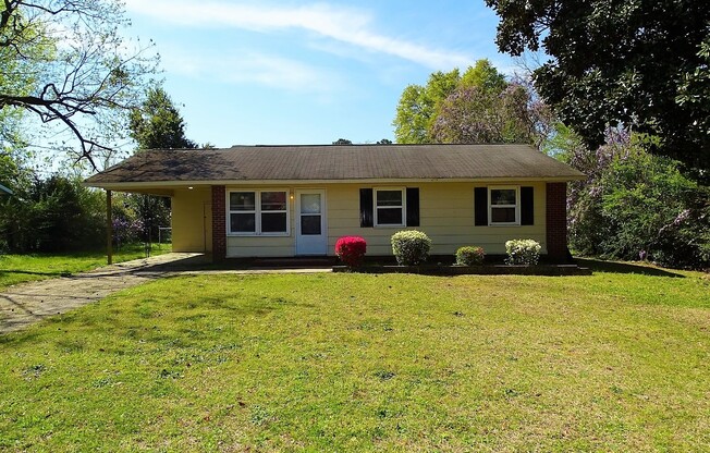 Beautiful Ranch w/ Large Fenced Back Yard Close to Shopping!