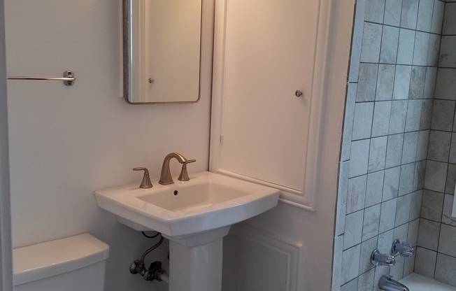 2 beds, 1 bath, 901 sqft, $1,990, Unit 15