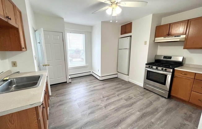 1 bed, 1 bath, 700 sqft, $1,900, Unit 1R