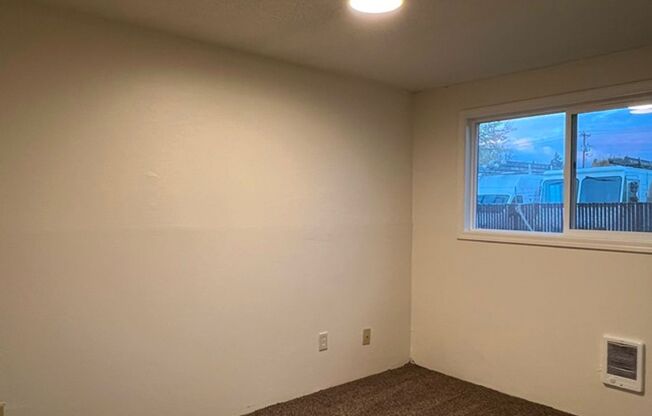 3 beds, 1 bath, 925 sqft, $1,495, Unit 7680