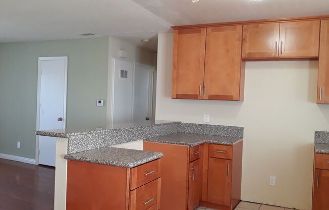 2 beds, 1 bath, 760 sqft, $2,295, Unit B6