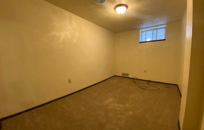 3 beds, 1 bath, $1,795, Unit 3450B