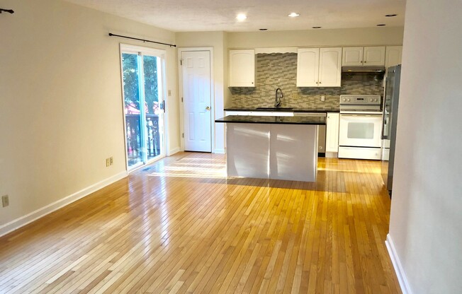 Beautiful 3 Bedroom Townhome In Bloomfield/Shadyside.  Ideal Location.  Available Late August.
