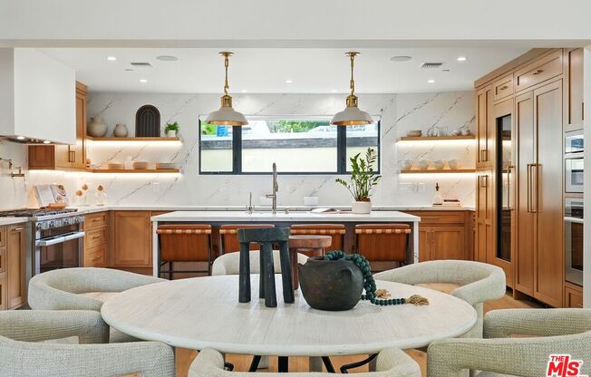 913 N BEVERLY GLN BLVD