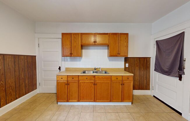 1 bed, 1 bath, 1,332 sqft, $950, Unit Up unit