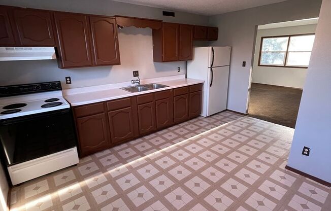 2 beds, 1 bath, 840 sqft, $875, Unit 3