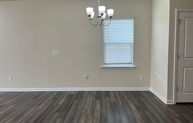 AMAZING LOCATION, Fantastic 4 Bed Home, Internet Included, Available Now!