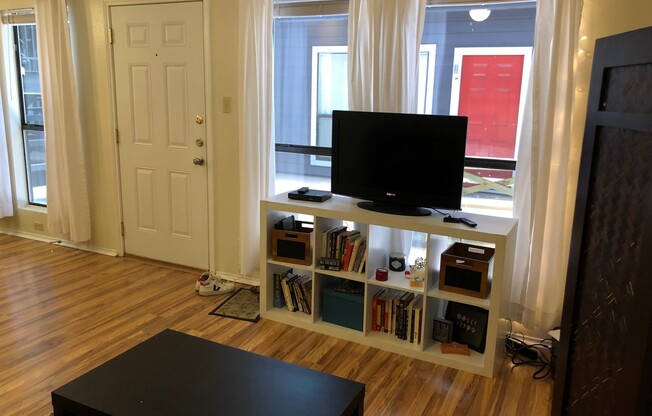 UT PRE LEASE: West Campus 2 bed / 2 bath, 2 RSVD parking, 2 blocks to UT Austin