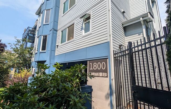 2 beds, 1 bath, $3,095