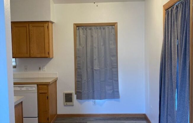 3 beds, 1 bath, $1,695