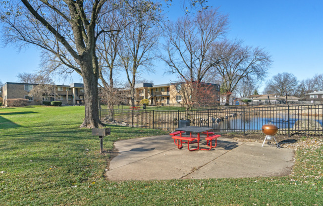 Outdoor Picnic & BBQ Area | Apartments For Rent Win Mt Prospect, IL | The Eclipse at 1450