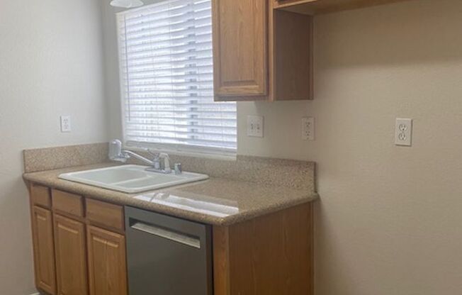 3 beds, 2.5 baths, $2,695, Unit # 402