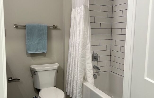 Studio, 1 bath, 349 sqft, $1,350, Unit 9-E