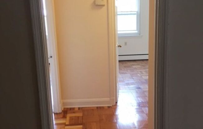 2 beds, 1 bath, 800 sqft, $1,695, Unit B21