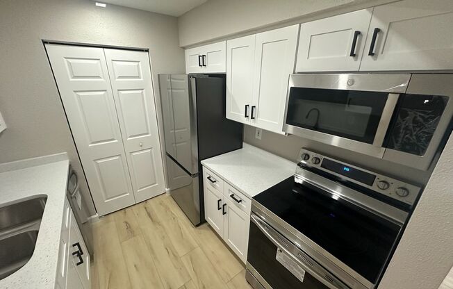 ** Move in Special $500 off your first months rent** NEWLY renovated 2 bedroom/1 bath condo in Casselberry!!