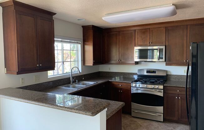 Canyon Villas: Upper 2 Bedroom 2 Bath Condo With Views Of Saddleback Mountains!