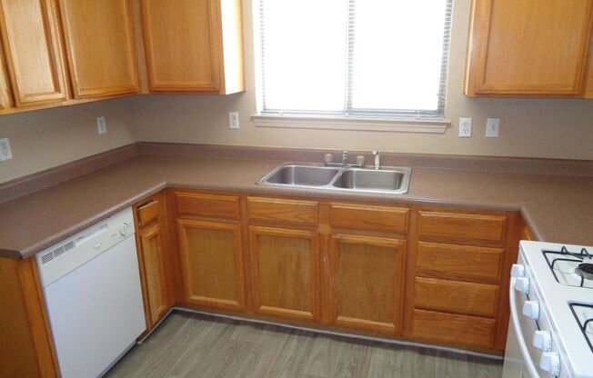 3 beds, 3 baths, $1,595