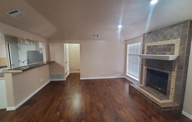 3 beds, 2 baths, $1,625, Unit # #B