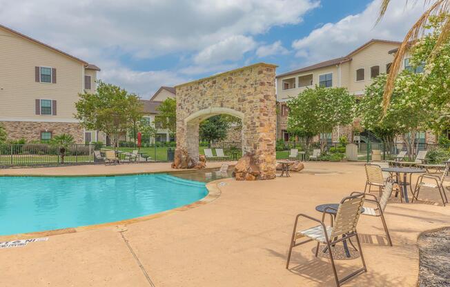a group of lawn chairs sitting on top of a building
