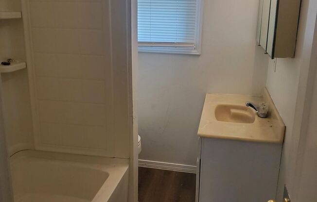 2 beds, 1 bath, $1,295