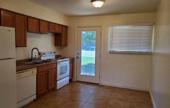 2 beds, 1 bath, 800 sqft, $1,195, Unit 03