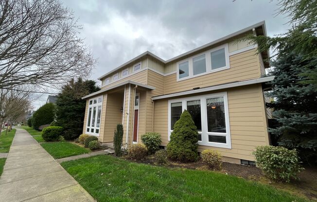 Beautiful 3 Bed 2.5 Bath House in Hillsboro!! Amazing Kitchen, Great Room and Private Backyard!!