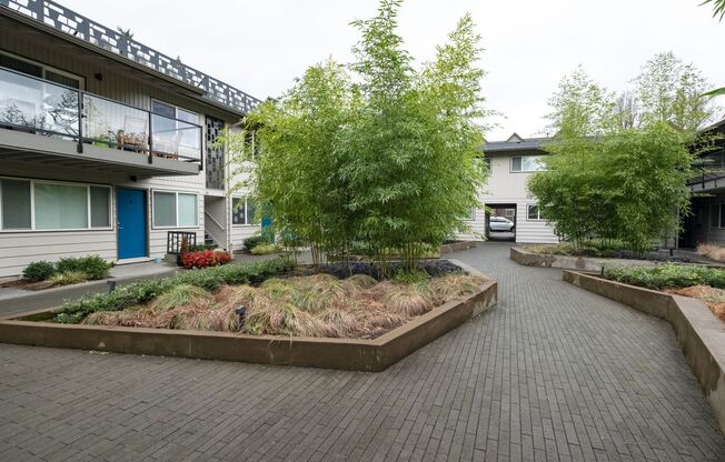 2 beds, 1 bath, 870 sqft, $1,775, Unit 72-22