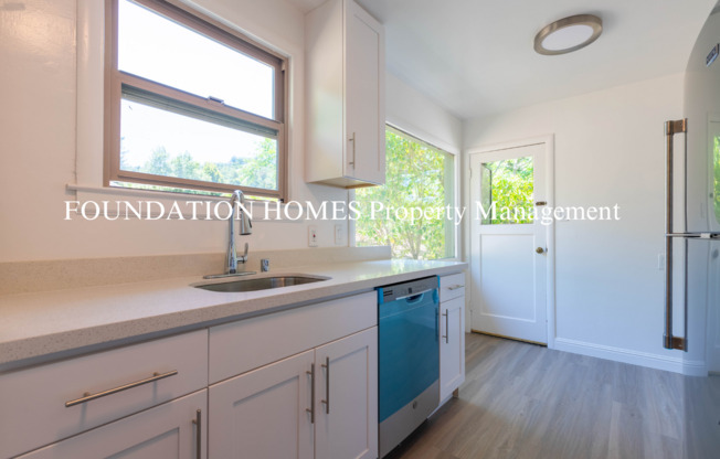 Bright & Spacious 2BD/1BA Upper-Level Duplex in Gerstle Park! FOUNDATION