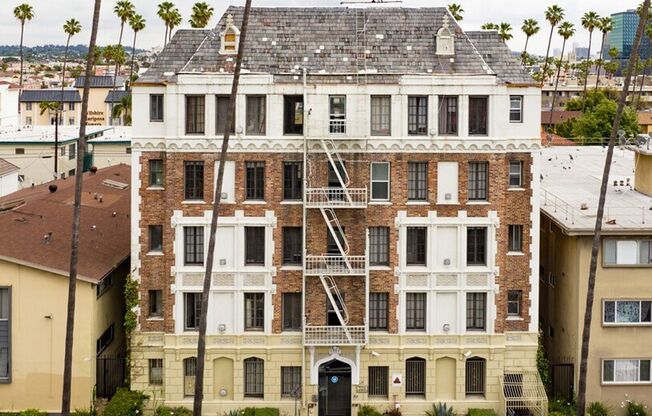 The Elmwood Apartments...Beautiful Apartments in the Heart of Koreatown!